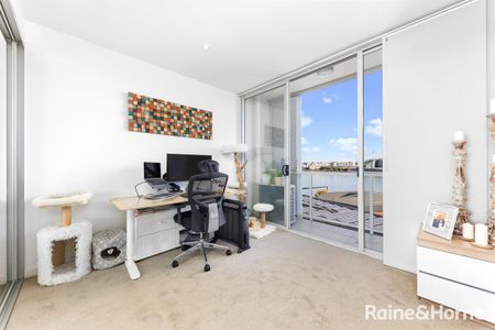 2 bedroom ultra modern apartment with water views - Photo 2