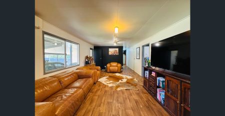 4 BEDROOMS + 2 TOILETS + SOLAR + LARGE POWERED SHED + REAR ACCESS - Photo 2