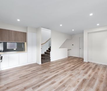 Stylish & Spacious High-End Townhouse in Prime Location - Photo 6