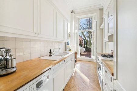 2 bedroom flat in South Kensington - Photo 3