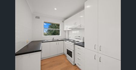 Stunning top floor over sized apartment with parking - Photo 4