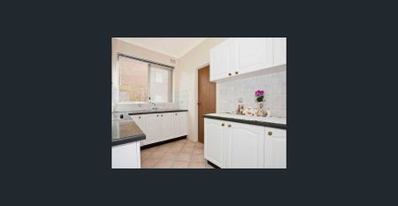 Roomy apartment with balcony and parking - Photo 5