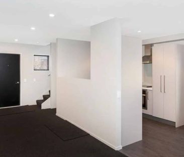 4 Bed And 2 Bathroom Modern Home - Photo 4