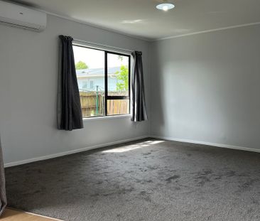Sunny & Renovated 2-Bedroom Home – Private Backyard in Papakura - Photo 3