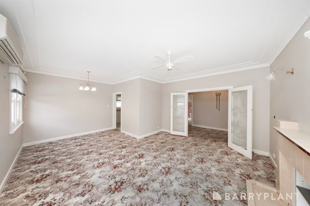 Comfortable Family Living in a Prime Sunshine Location - Photo 1