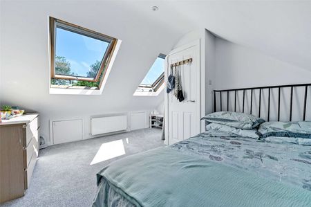 SHORT TERM - An immaculate three bedroom home offered fully furnished - Photo 5