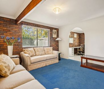 Sprawling family home in a perfect Village position - Photo 2