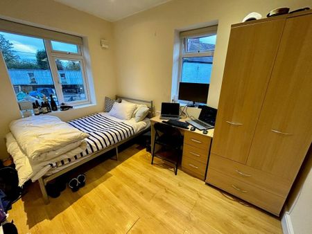 Room in a Shared House, Brook Road, M14 - Photo 4