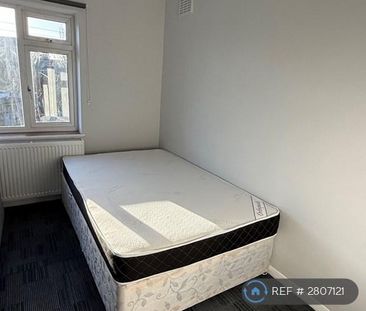 1 bedroom in a house share to rent - Photo 2