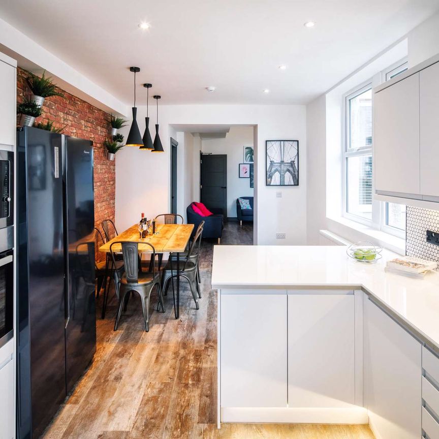 WOW - Stunning 6 Bedroom home located right next to Lancaster town centre Room 3 - Photo 1