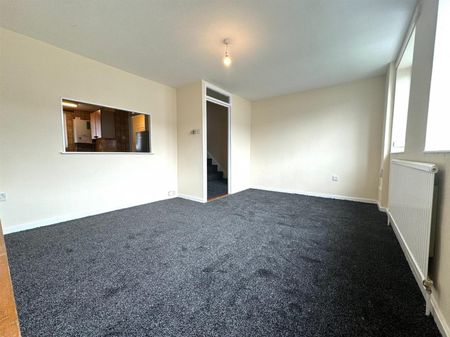 3 Bedroom Maisonette - Upper To Let - Photo 2