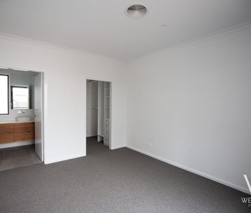 EXCLUSIVE CBD LIVING IN A GATED COMPLEX - Photo 3