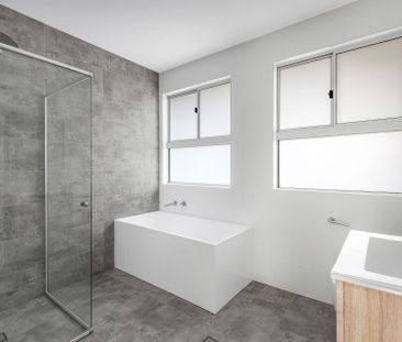 THREE BEDROOM TOWNHOUSE - Photo 5