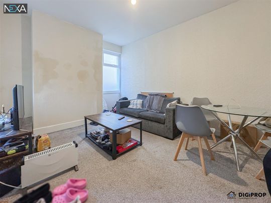 Room For Rent Queen Street, Pontypridd - Photo 1