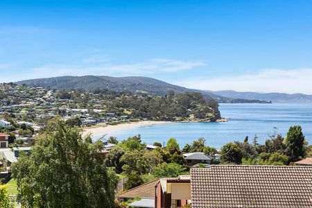 A Warm and Welcoming Coastal Home in Blackmans Bay - Photo 5