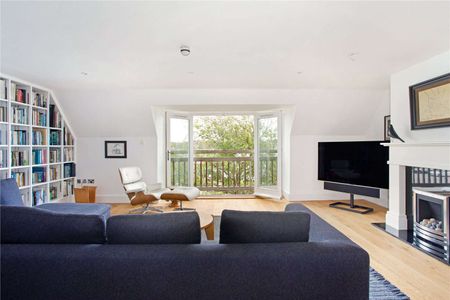 An opulent town house with stunning views of The River Hamble. - Photo 3