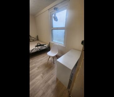 Studio Flat, Huxley Road, E10 - Photo 3