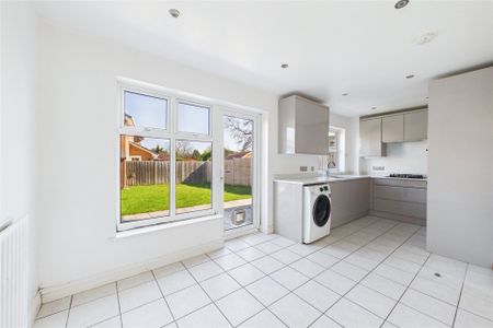 3 bedroom House in Lindsey Close, Wokingham - Photo 4