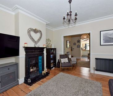 An immaculate family home with beautiful rear kitchen extension in ... - Photo 2