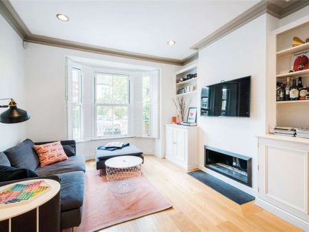 A charming and beautifully presented family home in central Chiswick - Photo 3