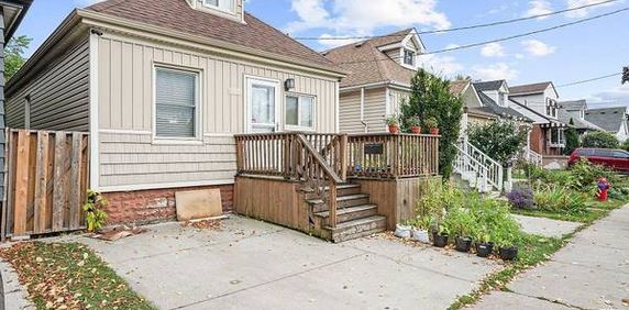 2BR detached home main level - Photo 2