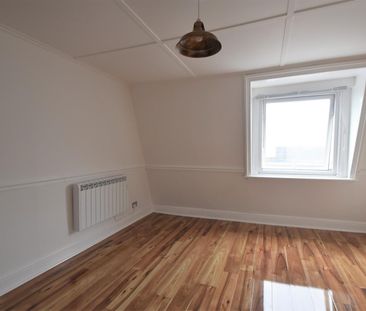 2 Bed Flat - Conversion - Photo 6