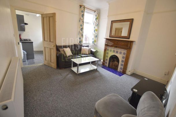 3 bedroom end of terrace house to rent - Photo 1