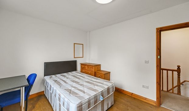 Spacious 4 bed property close to University of Sheffield - Photo 1