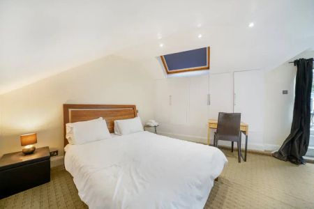 4 bedroom mews to rent - Photo 3