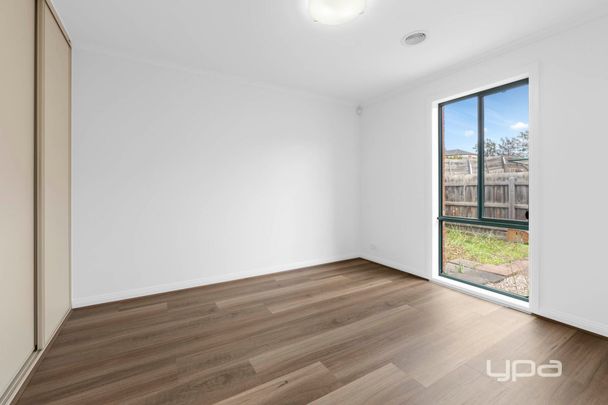 COZY & REFRESHED 2 BEDROOM UNIT IN THE HEART OF ST ALBANS - Photo 1