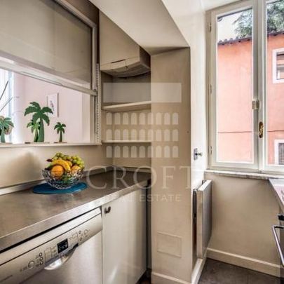 Trastevere: Furnished, modern and renovated 2 bedroom, 2 bath, living, high ceilings and parquet floors. Bright, original wooden ceilings, near shops and services. Ref 1361 - Foto 1