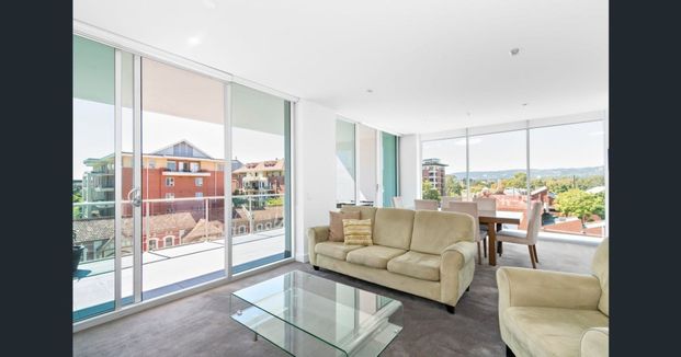 A Domain apartment on the eastern edge offering an excellent lifestyle - gym and pool - Photo 1
