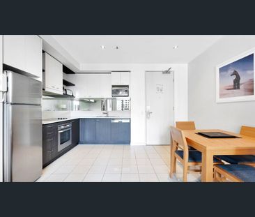 FULLY FURNISHED Convenient living in South Yarra - Photo 3