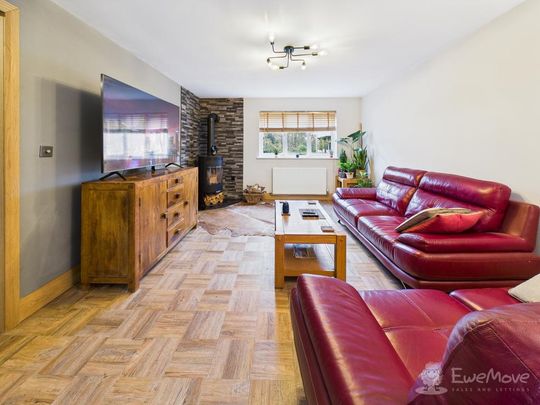 4 bedroom end of terrace house to rent - Photo 1