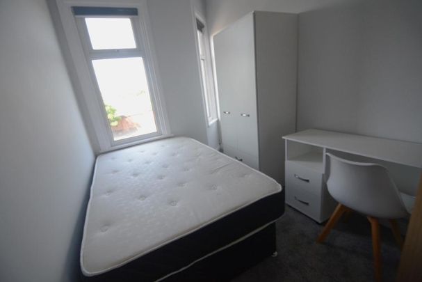 4 bedroom end of terrace house to rent - Photo 1