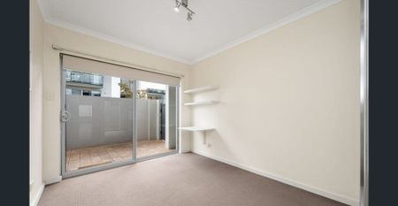 Beautiful 3×2×2 Apartment in Prime South Perth Location - Photo 2