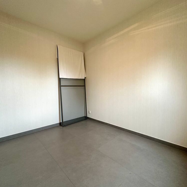 Riant gelijkvloersappartement met 2 slaapkamers en garage te huur in Kaprijke-centrum. - Photo 1