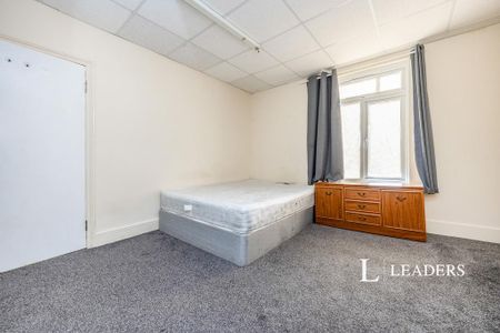 3 bedroom flat to rent - Photo 3
