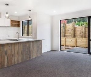 Modern 2 Bedroom house in Huntington - Photo 3