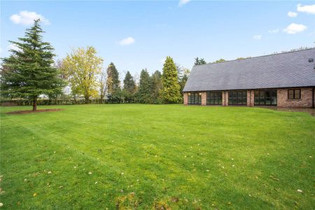 A spacious 5 bedroom detached house with indoor swimming pool, jacuzzi and sauna, well located in a large gated plot on the edge of Wilmslow - Photo 3