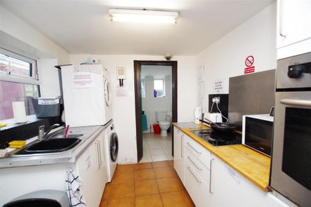 1 bedroom in a house share to rent - Photo 3