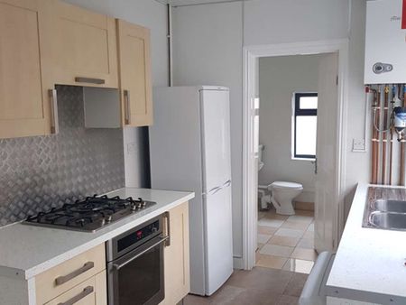 NO DEPOSIT - Brand New Ensuite Room to Rent, All Bills Included! Room 3 - Photo 3