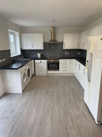 5 bedroom semi-detached house to rent - Photo 3