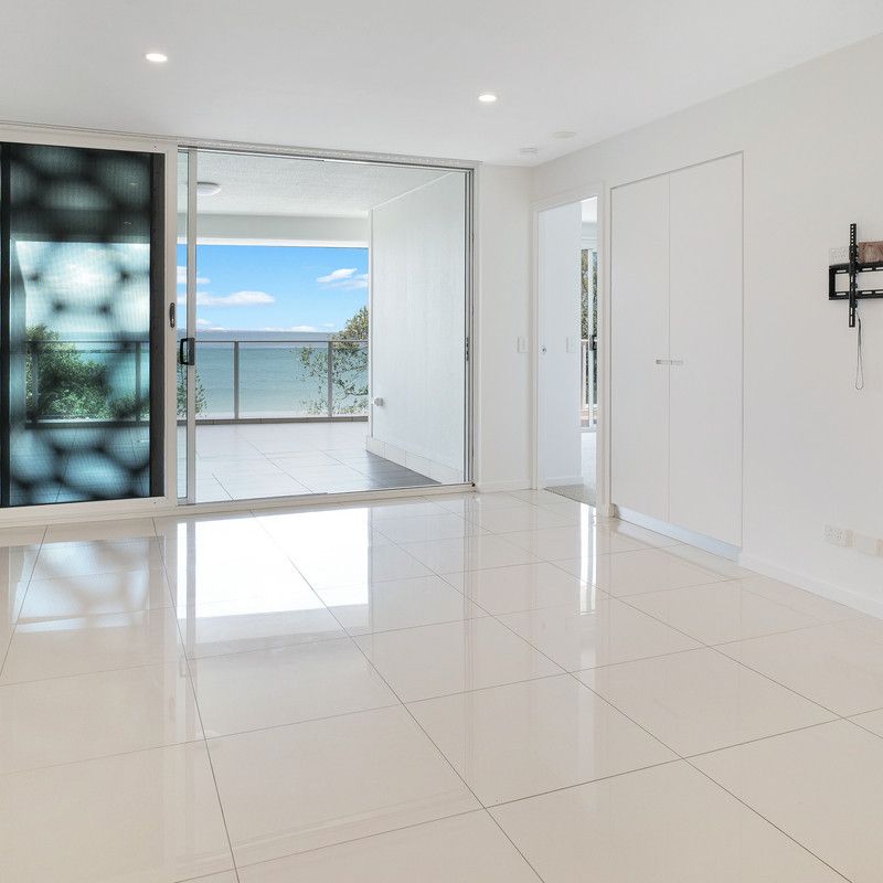 Coastal Luxury Living – Beachfront Apartment - Photo 1