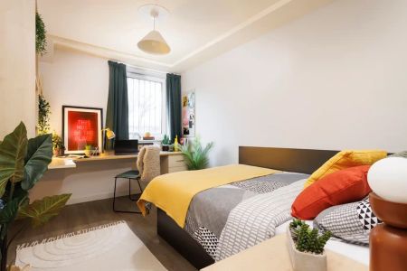 Large High Double Ensuite - Photo 5