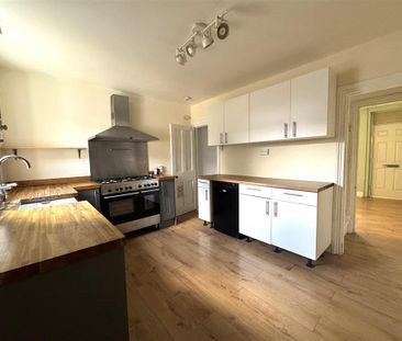 3 bedroom end of terrace house to rent - Photo 1