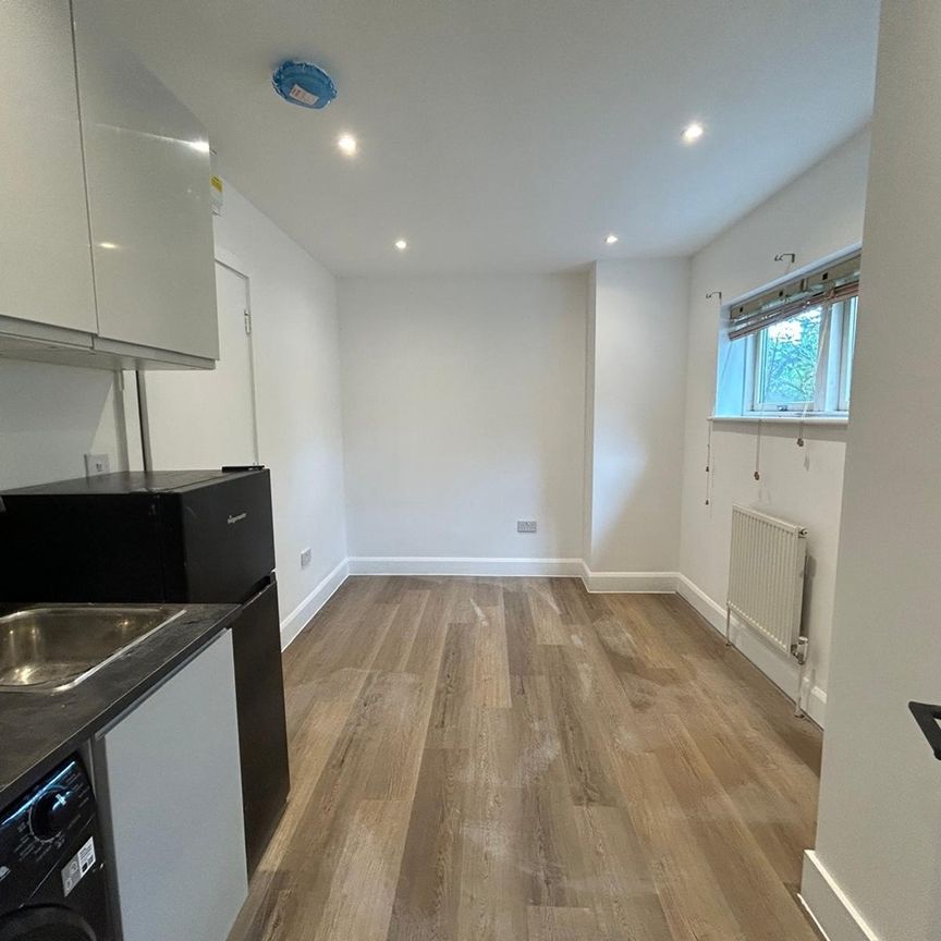 4 Bed Flat, Kilburn High Road, NW6 - Photo 1