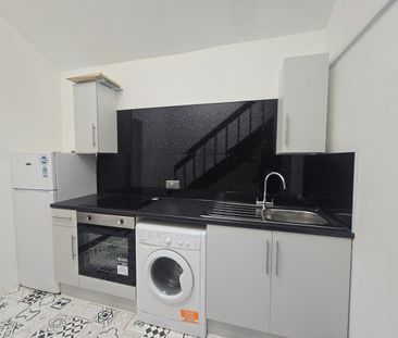 2 Bed Flat, St. Mary's Road, SE25 - Photo 3