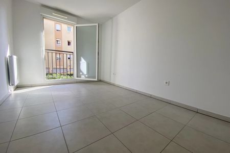 Appartement T3 - RÉCENT - CENTRE-VILLE SIX-FOURS - Photo 3