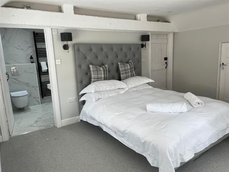 High Street - Photo 2